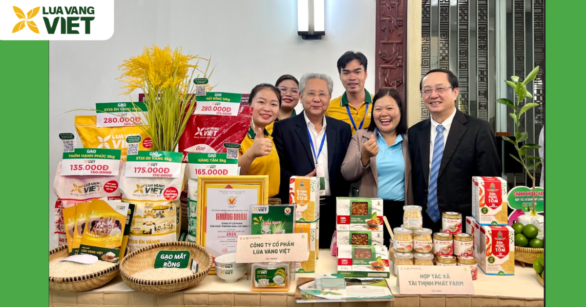 Hình ảnh 3: Lúa Vàng Việt chụp hình cùng quý đại biểu. Ông Huỳnh Thành Đạt: Ủy viên Trung ương Đảng, Phó trưởng ban Tuyên giáo và Dân vận trung ương (bên phải ảnh) & Huỳnh Văn Thòn- Chủ tịch HĐQT Công ty CP Tập đoàn Lộc Trời